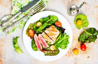 Kızarmış ton balıklı salata, balıklı taze salata.