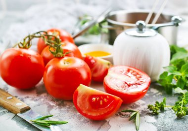 Taze domates ve baharat.