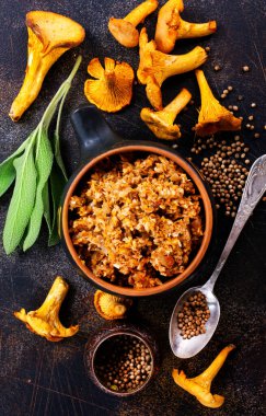 Kasede soğan ve havuç olan mantar havyarı.