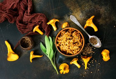 Kasede soğan ve havuç olan mantar havyarı.