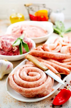 Bir masada et priktolleri ve aroma baharatı