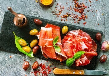 Siyah tahtada füme Parma jambonu