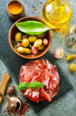 Siyah tahtada füme Parma jambonu