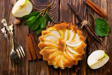elmalı turta tarçın bir tablo ile