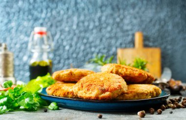 Kızarmış tavuk pirzolası, tabakta tavuk pirzolası.