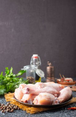 Baharatlı çiğ tavuk budu.