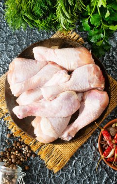 Baharatlı çiğ tavuk budu.