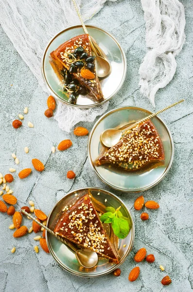 Pastel Chocolate Con Nueces Una Mesa — Foto de Stock