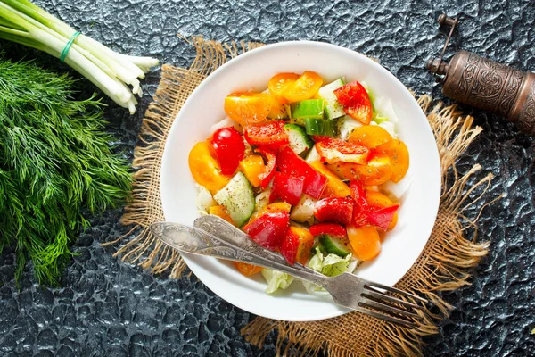 Ensalada Verduras Verduras Fritas Alimentación Dietética Ensalada Con Sal Aceite — Foto de Stock