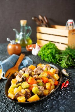 Mantarlı ve köfteli kızarmış sebze.