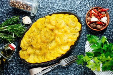 fırında patates, tuzlu ve baharatlı patates.