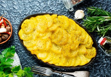 fırında patates, tuzlu ve baharatlı patates.