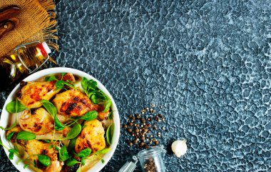 Tavuk budu tabakta, kızarmış tavuk budu ve ıspanak.