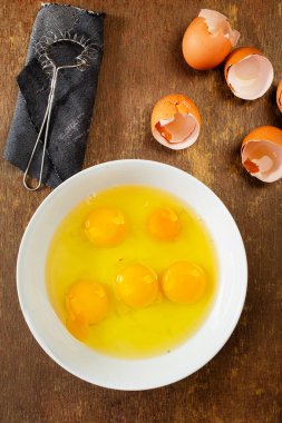 Organik tavuk yumurtası. Yemek malzemeleri: Tavuk yumurtası, masada tavuk yumurtası.