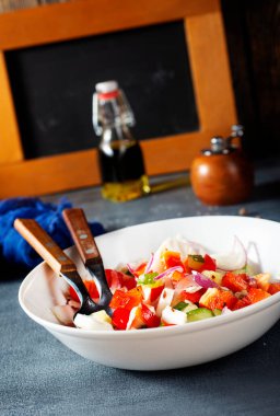 Beyaz peynirli salata ve taze biber.