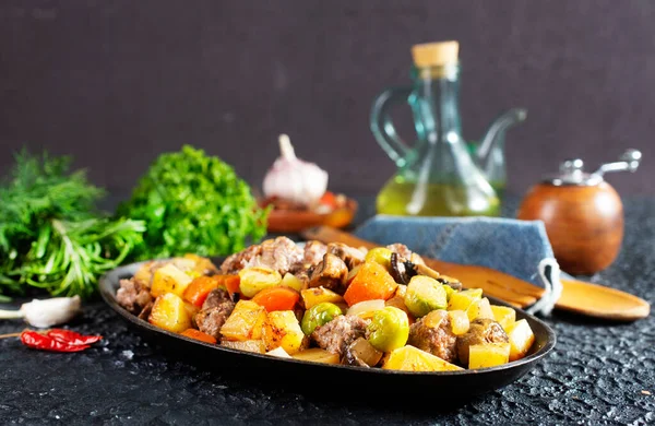 Verduras Fritas Con Setas Embutidos —  Fotos de Stock