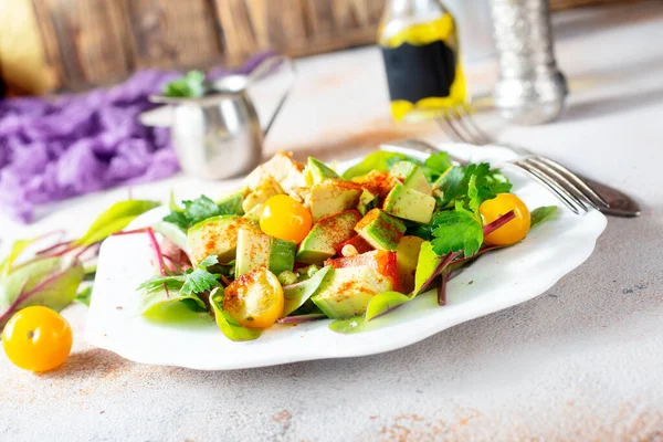 Saláta Avokádós Zöldségekkel Aromás Fűszerekkel — Stock Fotó