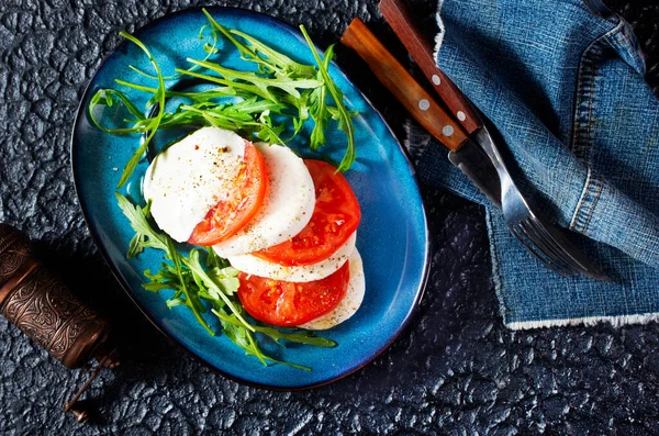 Salladskapris Blå Tallrik Salladskapris Med Färsk Mozzarella — Stockfoto