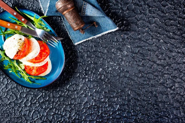 Salat Caprese Auf Blauem Teller Salat Caprese Mit Frischem Mozzarella — Stockfoto