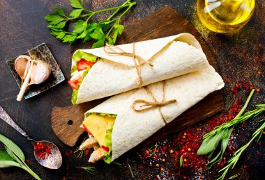 Masada sebzelerle krepte kebap