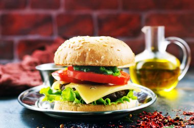 Masada pirzola ve peynirli hamburger