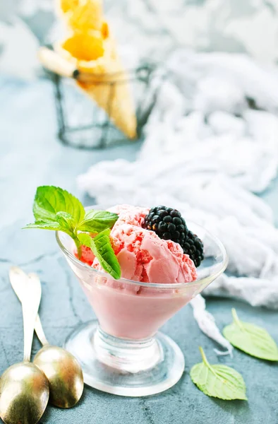 Морозиво Скляній Мисці Столі — стокове фото