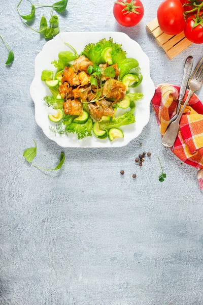 Salat Mit Rapanafleisch Auf Weißem Teller — Stockfoto