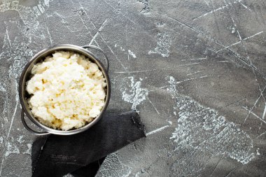 Tabakta taze tahıllı süzme peynir. Sağlıklı yiyecekler.