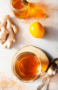 Çay fincanda, çay zencefilli ve limonlu