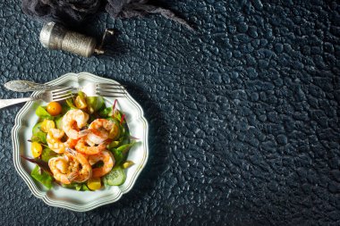 Kızarmış karides ve taze salata.