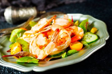Kızarmış karides ve taze salata.