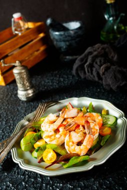 Kızarmış karides ve taze salata.