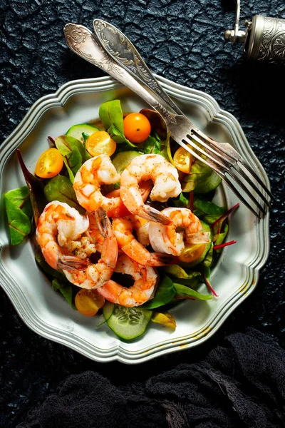 Fried Shrimps Fresh Salad Plate — Stock Photo, Image