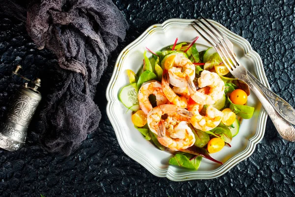 Kızarmış karides ve taze salata.