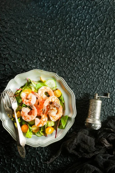 Kızarmış karides ve taze salata.