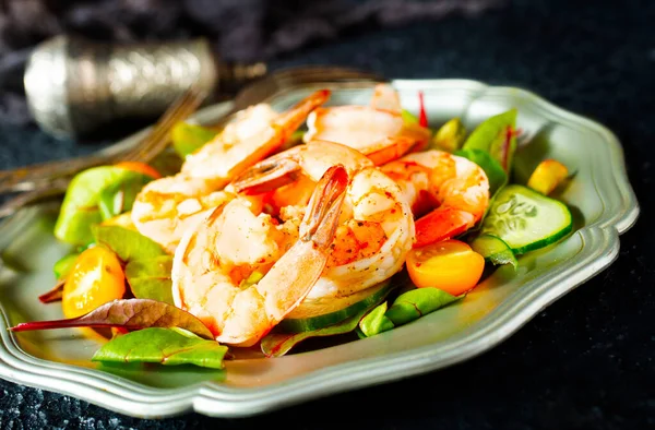 Kızarmış karides ve taze salata.