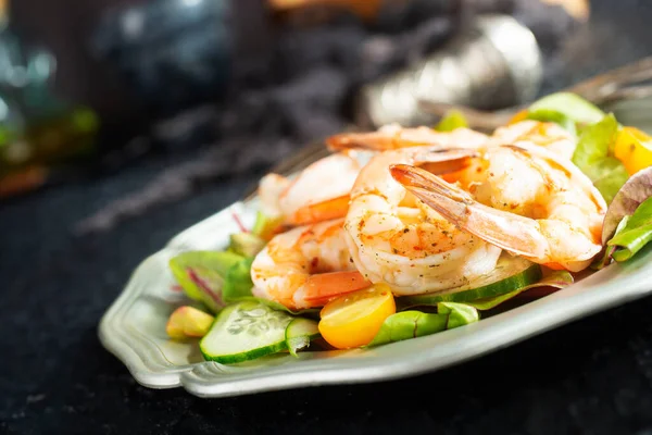 Kızarmış karides ve taze salata.