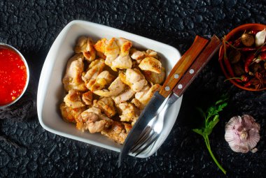 Beyaz kasede kızarmış tavuk, kızarmış tavuk ve sos.