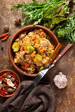 Qinoa sebzeli salata ve kızarmış tavuk.