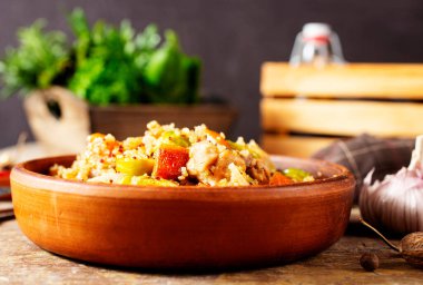 Qinoa sebzeli salata ve kızarmış tavuk.