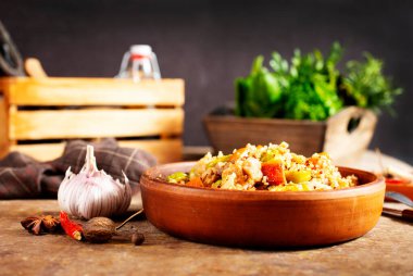 Qinoa sebzeli salata ve kızarmış tavuk.