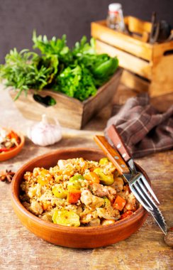 Qinoa sebzeli salata ve kızarmış tavuk.