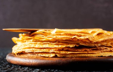 Tahtada bir yığın ince krep..