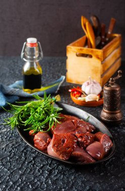 Metal tabakta çiğ ciğer. Pişirmeye hazır. Üst Manzara. Tabaklar karaciğerden.. 