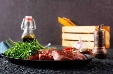 Metal tabakta çiğ ciğer. Pişirmeye hazır. Üst Manzara. Tabaklar karaciğerden.. 