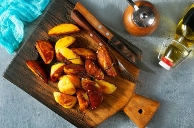 Tahtada kızarmış patates.