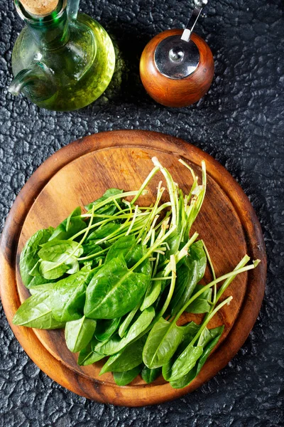 Spinach Wooden Board Fresh Spinach Leaves — Stock Photo, Image