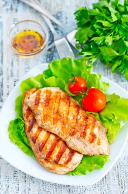 Tabakta kızarmış tavuk ve salata