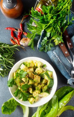 avokado ve guguk kuşu salatası, taze salata.