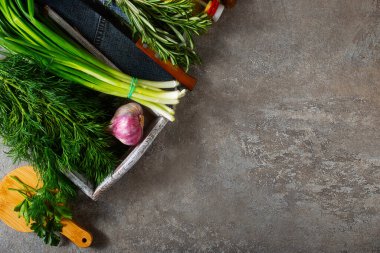 Yeşil otlar, otlar, sebzeler, taze otlar.